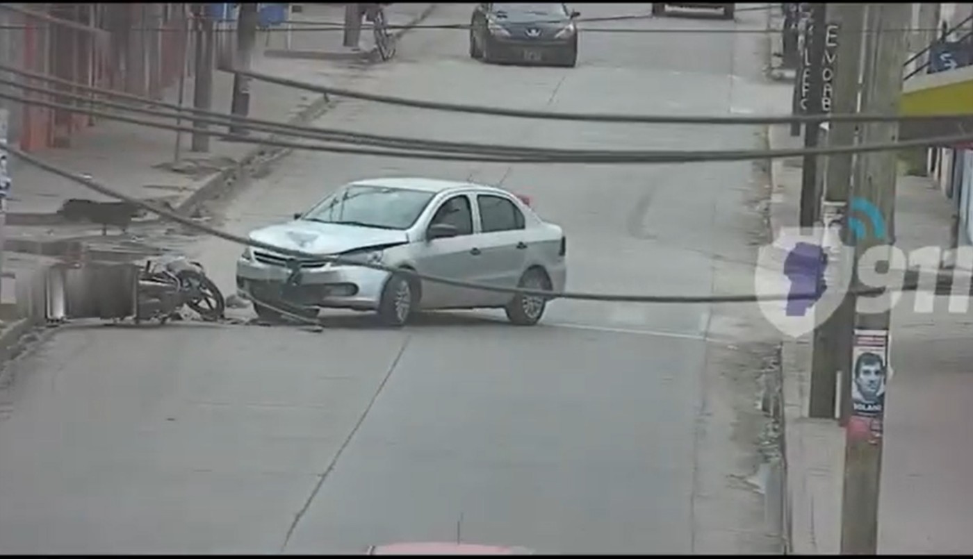 Video: un joven en moto impactó de frente contra un auto en barrio Comercial | Córdoba