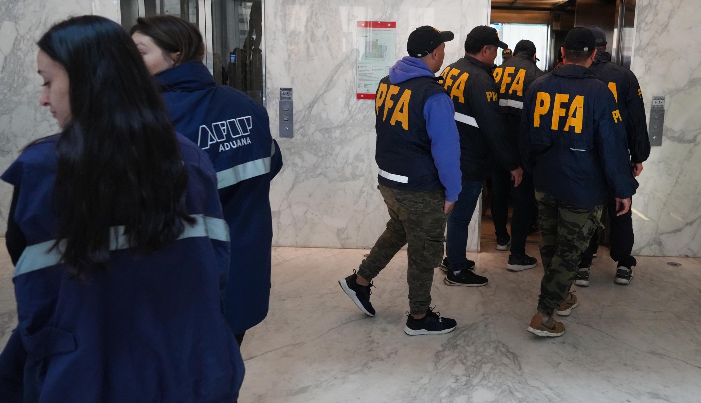 Allanan 18 bancos por fuga de dólares, en medio de la escalada del blue | Actualidad