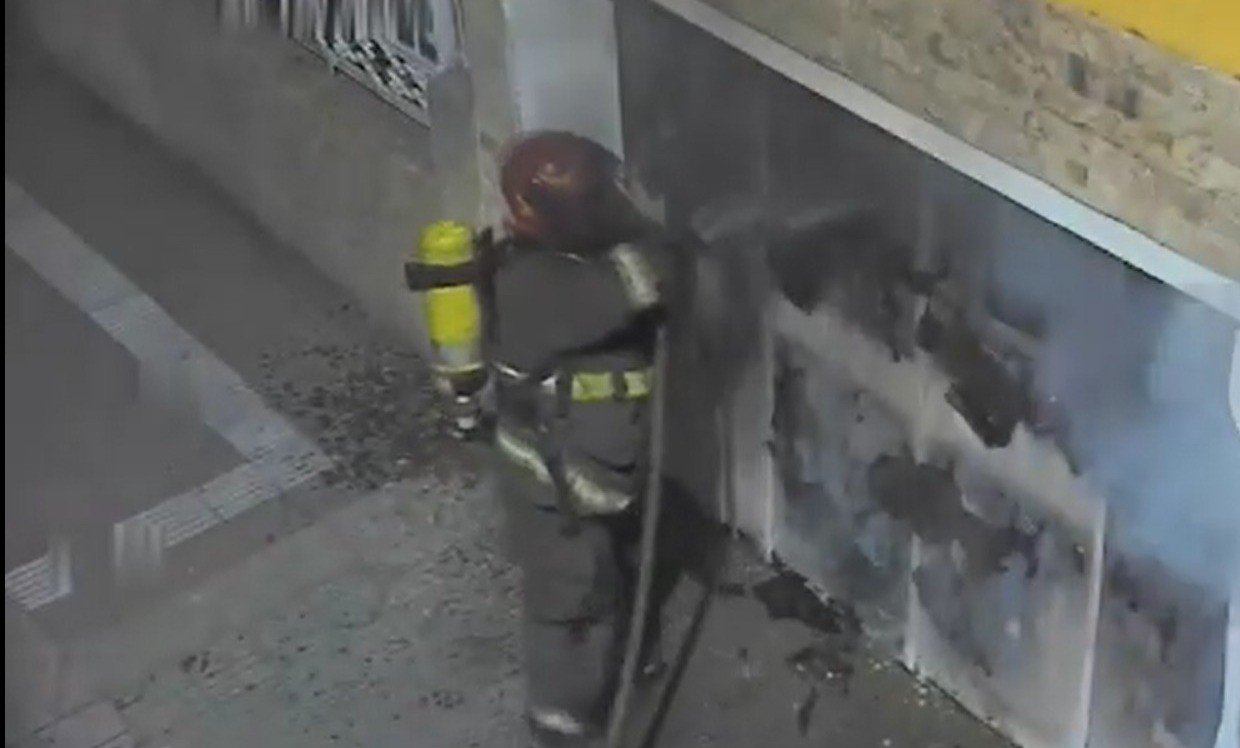 Video: rescataron a una mujer de un incendio en barrio Pueyrredón | Córdoba