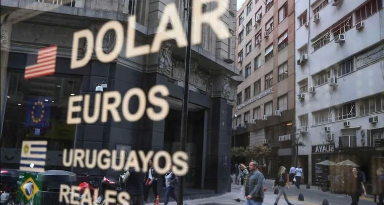 Salto del dólar blue: el Gobierno acusó a cuevas de "mover" el valor para perjudicarlo | Política y economía