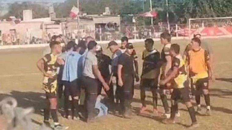 Ladrillazo a un árbitro al que tuvieron que hacerle RCP para salvarle la vida | Córdoba