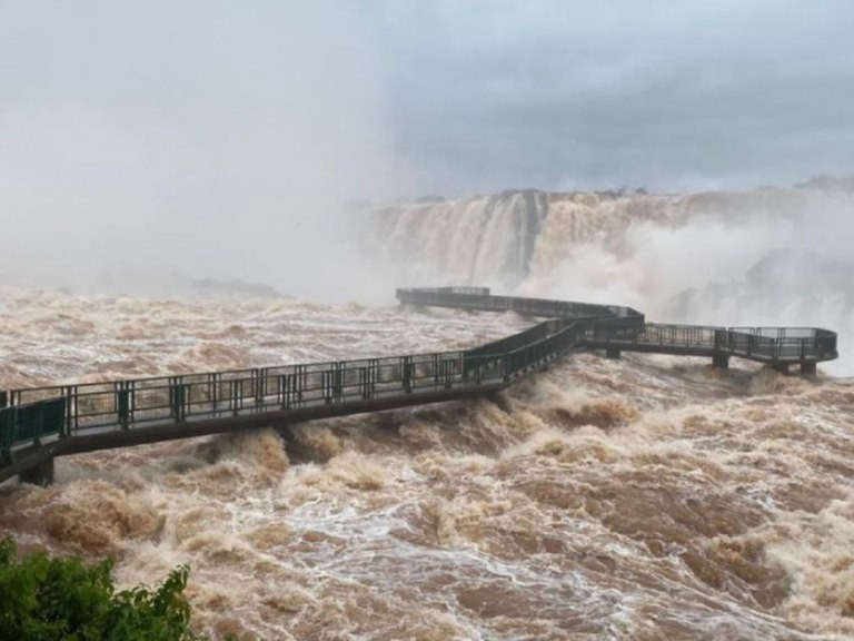 Cierran la Garganta del Diablo por el enorme caudal de agua en las Cataratas del Iguazú | Actualidad
