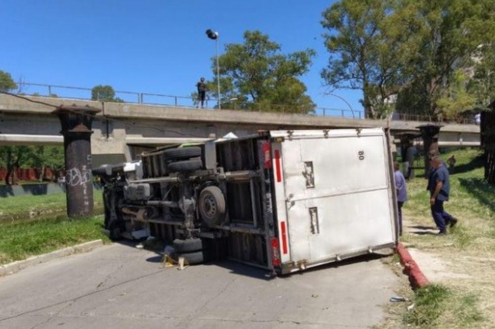 Volcó un camión con 4.000 kilos de pastas en Río Cuarto tras chocar un puente | Córdoba
