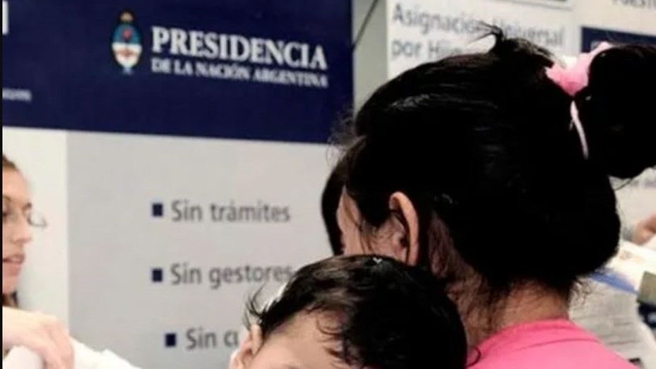 Titulares de AUH recibirán en diciembre $ 17.536 más por hijo: qué trámite deberán hacer para cobrarlo | Córdoba