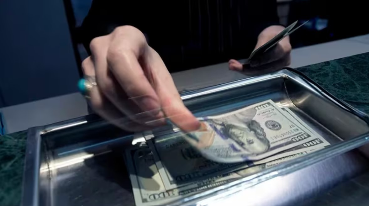 El Gobierno descongela el precio del dólar oficial: subirá 3% hasta fin de mes | Política y economía