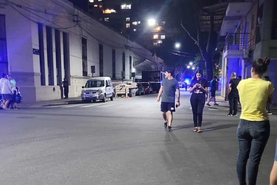 Baño de sangre en un hospital: asesinaron a un policía y balearon a una enfermera en Rosario | Actualidad