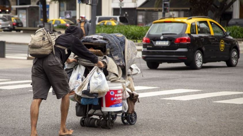 Una familia necesitó en octubre más de $345.000 para no ser pobre | Política y economía