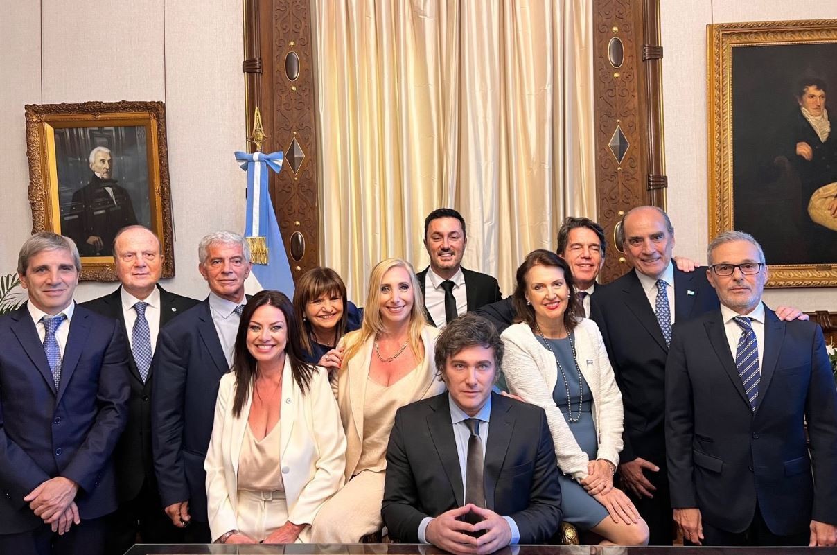 Sin transmisión oficial, Javier Milei le tomó juramento a su Gabinete | Política y economía