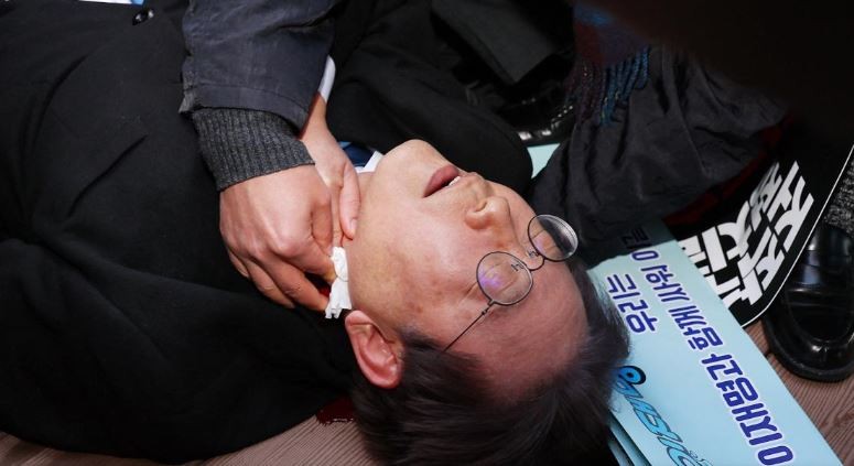 Hirieron a puñaladas a un líder opositor surcoreano mientras hablaba con periodistas | Internacionales