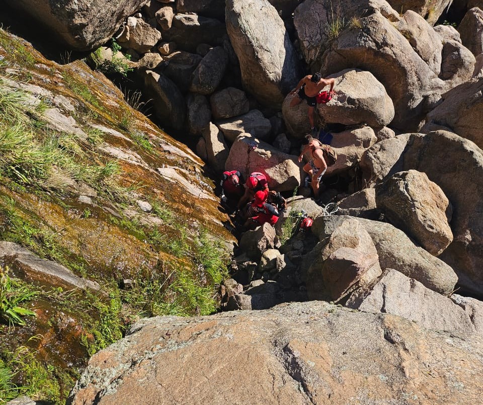 Rescataron a una turista que cayó en una zona de piedras | Córdoba