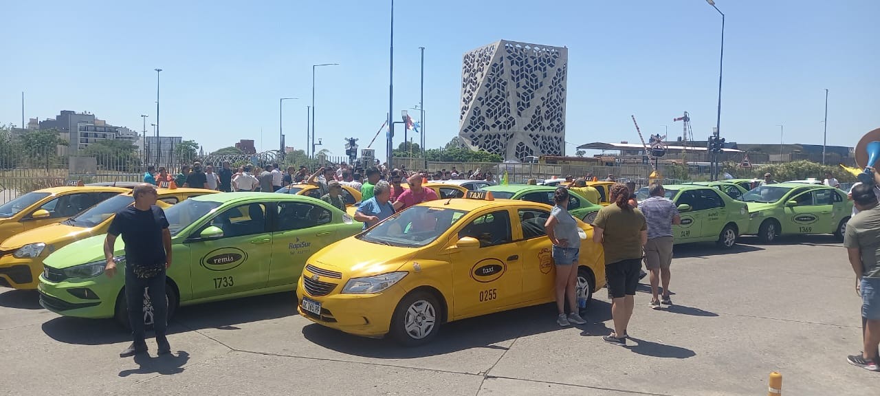 Taxis y remises marchan en Córdoba contra aplicaciones ilegales y exigen más controles | Actualidad