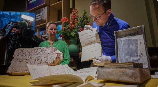 Abrieron una cápsula del tiempo de 99 años en Países Bajos que contiene documentos napoleónicos | Internacionales