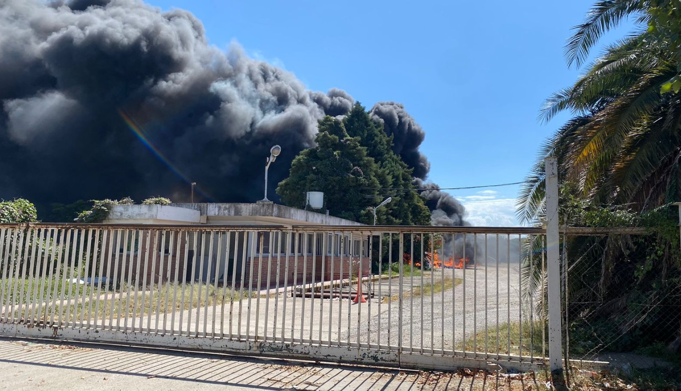 Impactante incendio en un depósito en barrio Comercial | Córdoba