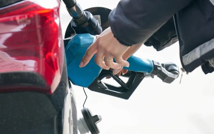 A pedido del Gobierno, las petroleras aumentarán de forma moderada los precios del combustible | Política y economía