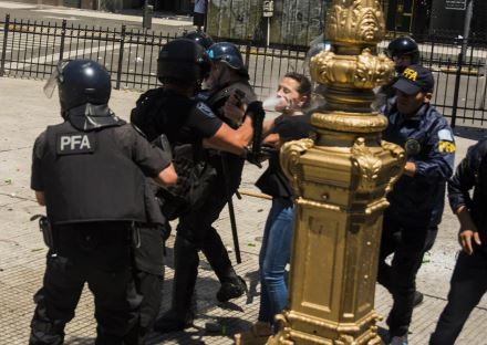 Denuncian a Patricia Bullrich y a Waldo Wolff por el uso del nuevo gas pimienta en marchas contra la Ley Ómnibus | Política y economía