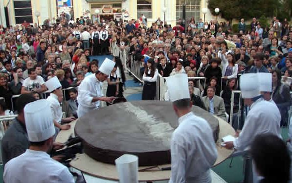 Un alfajor gigante de 600 kilos llega al Museo MAR en conmemoración del 150° aniversario de Mar del Plata | Actualidad