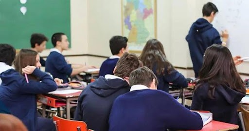 Para evitar mayores aumentos, el Gobierno volvió a eximir a colegios privados de aportes patronales | Política y economía