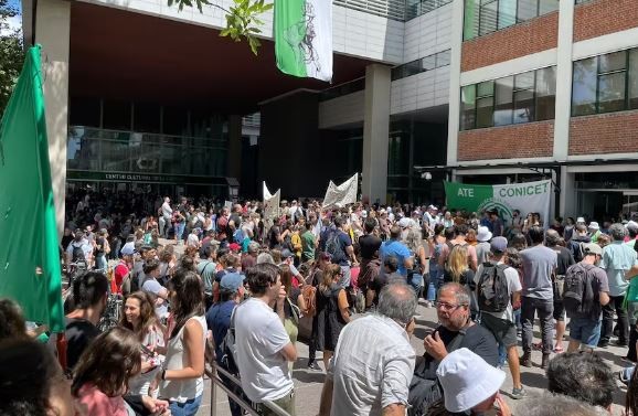 Conflicto en el Conicet: anuncian que publicarán los resultados de las becas, pero las reducen a menos de la mitad | Actualidad