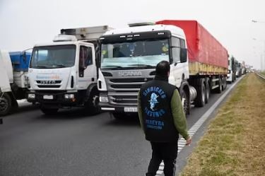 Camioneros acordó un aumento del 45% en dos tramos: 25% en marzo y 20% en abril | Política y economía