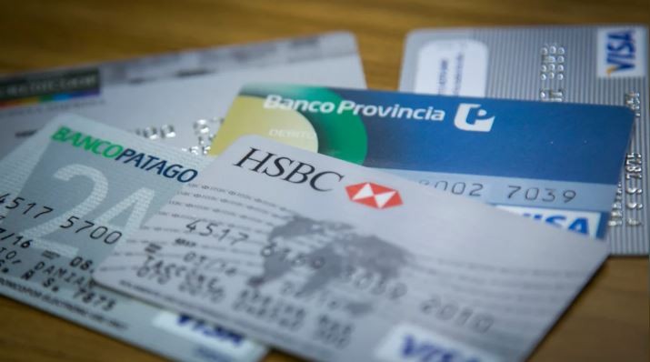 Por la inflación, los bancos vuelven a aumentar las comisiones y las tasas por los atrasos en el pago de la tarjeta de crédito | Economía