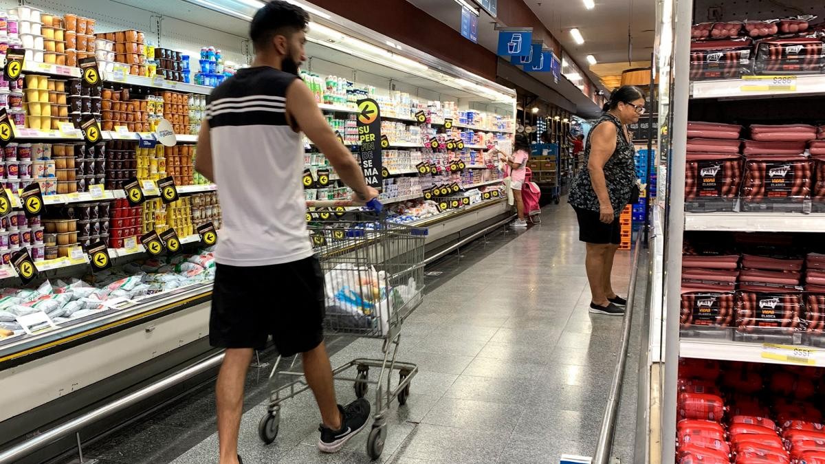 Se profundizó en febrero la caída del consumo en supermercados y autoservicios | Política y economía