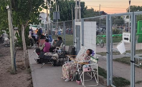 Neuquén: desde anoche hay 4 cuadras de cola para acceder al kit escolar gratuito | Actualidad