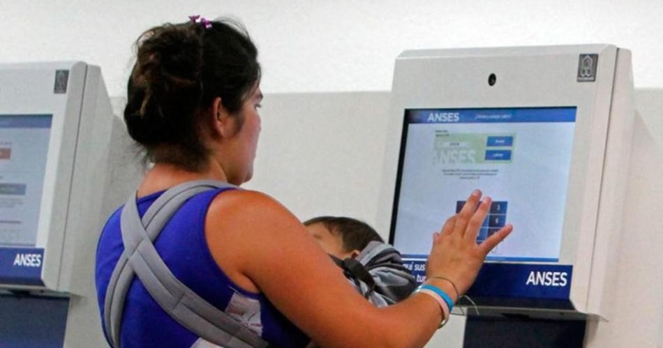 Cómo quedan los montos de la AUH y la Tarjeta Alimentar para el mes de marzo | Política y economía