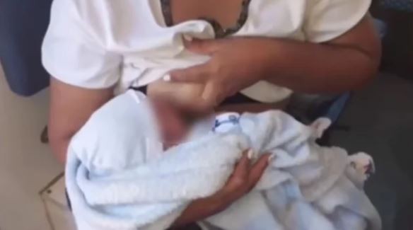 Hallaron a un bebé recién nacido abandonado en un descampado y rodeado de perros | Actualidad