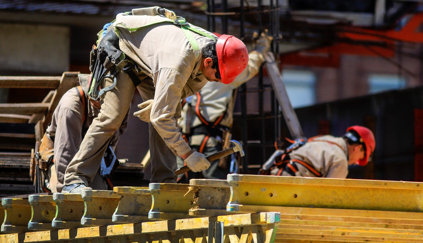 La construcción se desplomó un 21,7% en enero por la paralización de la obra pública | Política y economía