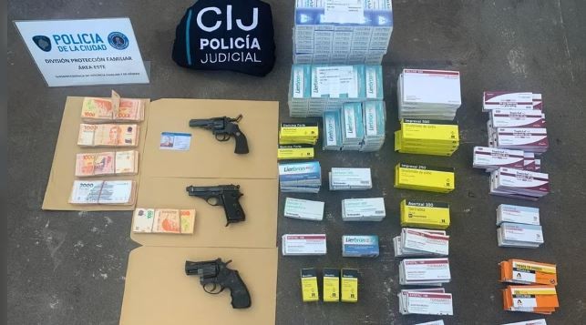 Rescatan a una mujer secuestrada por el marido: estuvo un año encerrada, él es psiquiatra, tenía una orden de restricción, tres armas no declaradas y la medicaba | Actualidad