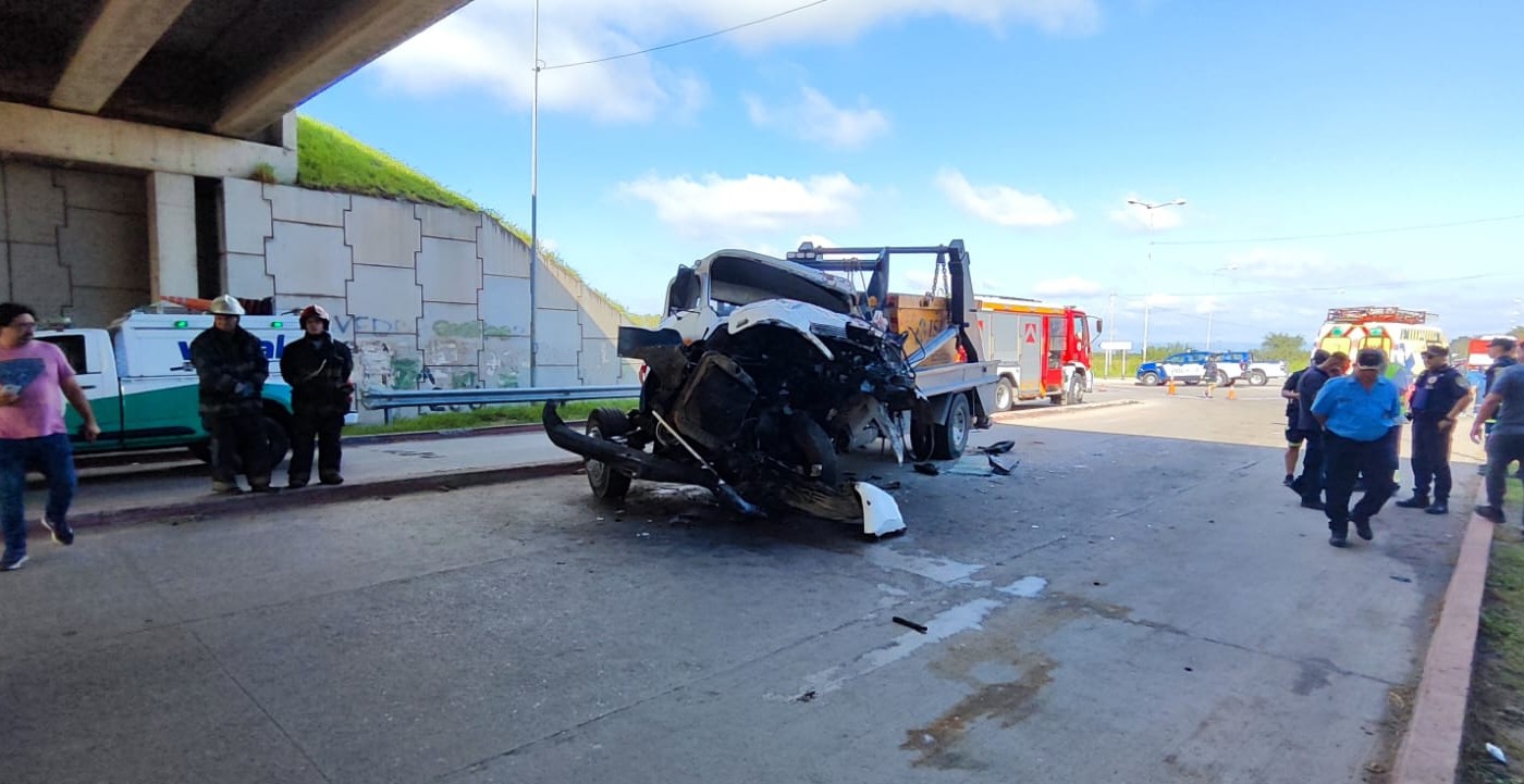 Dos camiones chocaron de frente y un conductor quedó atrapado | Córdoba
