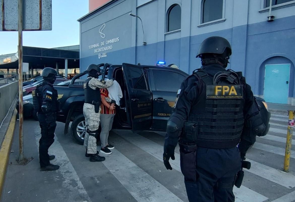 Detienen a una mujer que intentaba transportar droga hacia Mina Clavero en la Terminal de Ómnibus de Córdoba | Córdoba