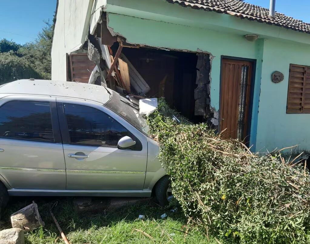 Córdoba: perdió el control del auto y terminó destruyendo una casa | Córdoba