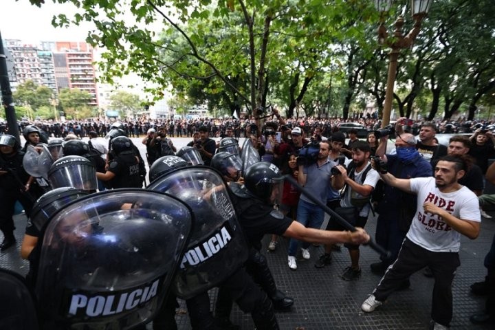 Choques entre Policía y manifestantes que protestaban frente al Gaumont | Política y economía