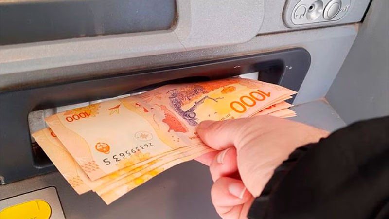 Por la inflación, el salario promedio de los trabajadores en blanco ya está debajo de la línea de pobreza | Política y economía