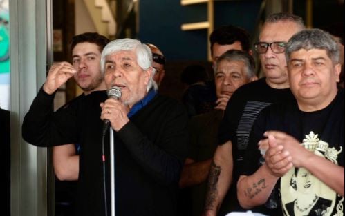 Hugo Moyano denuncia que YPF dejaría sin empleo a 2.000 camioneros | Política y economía