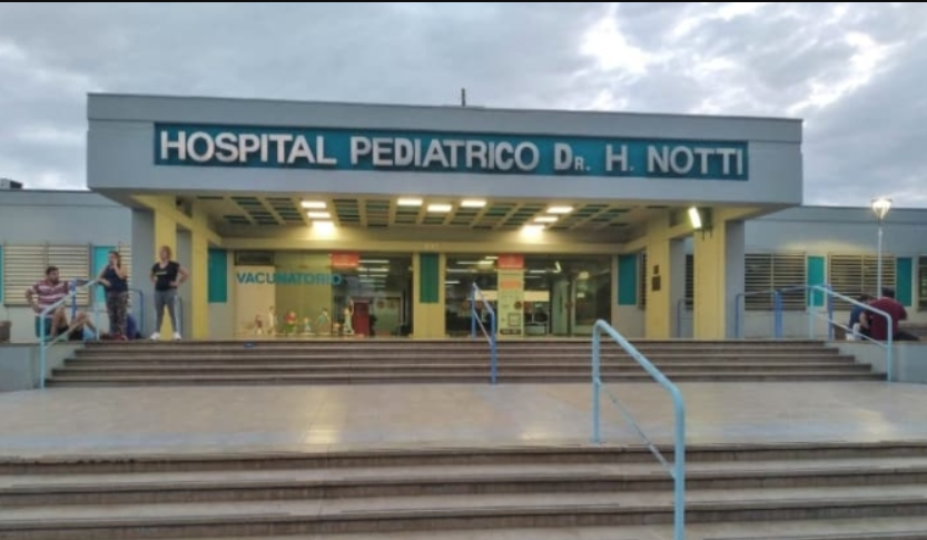 Mujer llevó a sus dos hijos de 2 y 4 años al hospital con dolores de panza: habían consumido cocaína | Actualidad