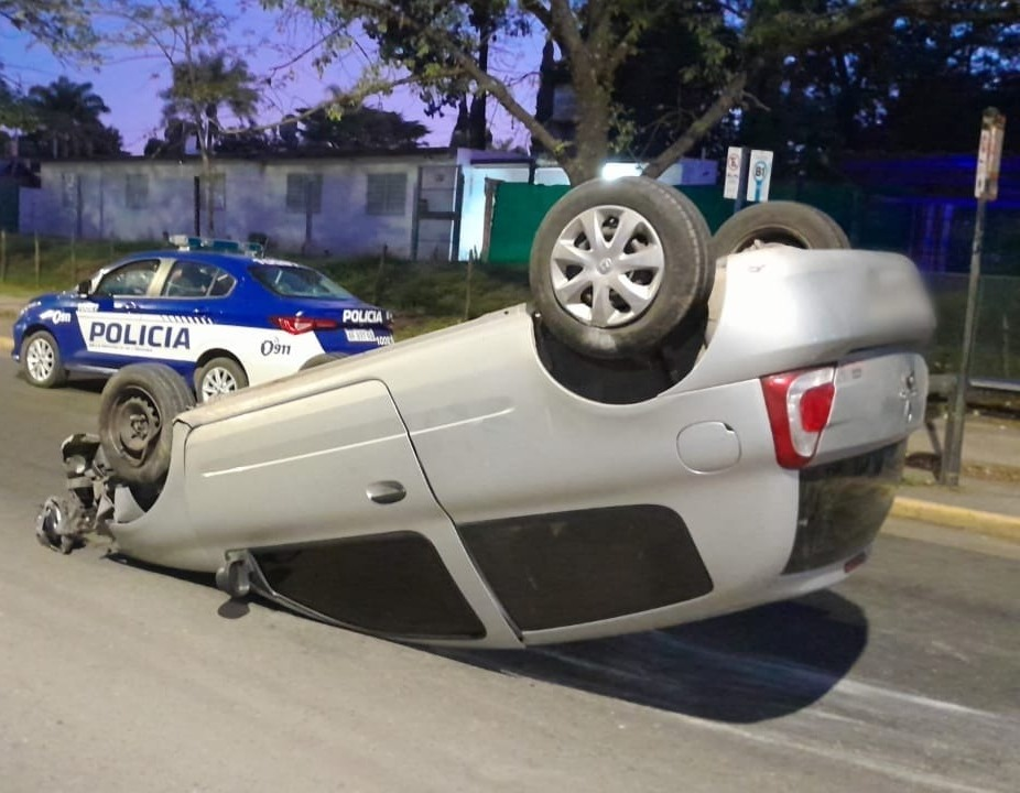 Volcó después de chocar contra un semáforo | Córdoba