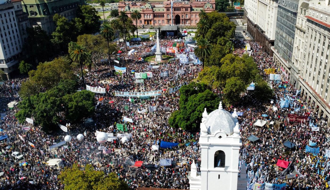Desaparecidos, negacionismo, narcos en Rosario y "que se vayan": los mensajes en Plaza de Mayo por el aniversario de la última dictadura | Política y economía
