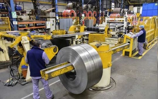 Otra fuerte señal de recesión: la producción de acero crudo cayó 21% en febrero | Política y economía