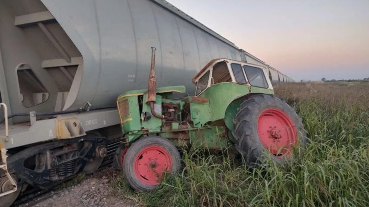 Se salvó de milagro: un tractorista fue embestido por un tren en Córdoba | Córdoba