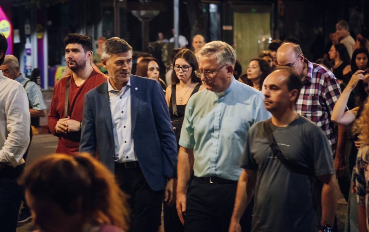 Miles de personas acompañaron el Vía Crucis por el centro de la ciudad | Córdoba