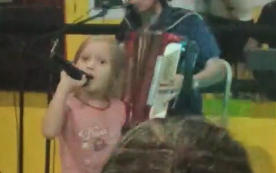 Video: una nena causa furor cantando cuarteto junto a Lorena Jiménez | Córdoba