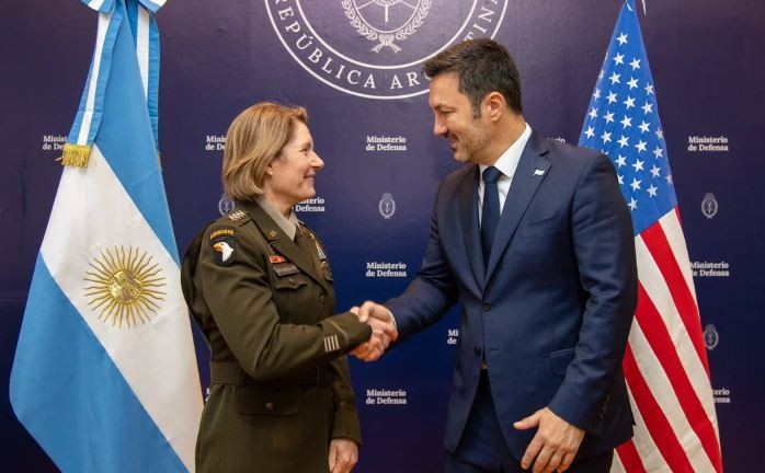 Richardson se reunió con Petri y oficializó la transferencia de un nuevo Hércules C-130H a la Fuerza Aérea | Política y economía