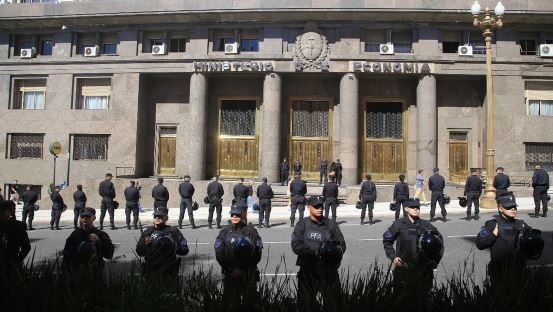 Las inmediaciones de la Casa Rosada fueron militarizadas para impedir las protestas de ATE por despidos de estatales | Política y economía