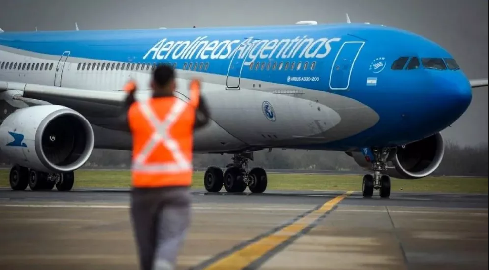 Sindicatos aeronáuticos alertan sobre un “nuevo proceso de vaciamiento” de Aerolíneas Argentinas | Política y economía
