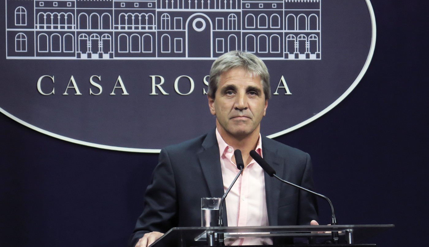 El Gobierno, duro con las prepagas: "Le están declarando la guerra a la clase media", dijo Caputo | Política y economía