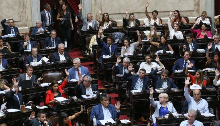 El Gobierno enviará hoy el borrador de la Ley Bases: el piso de Ganancias será de $1,8 millones | Política y economía