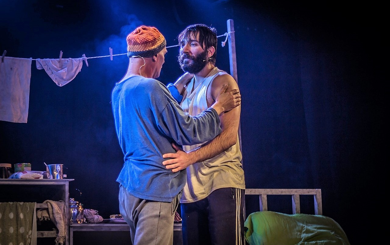 Teatro: Dos prisioneros que comparten una celda en los '70 se dirimen en "El beso de la Mujer Araña" | Espectáculos