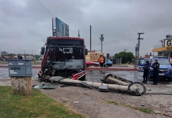 Un colectivo de ERSA chocó contra un poste de cemento en Av. Colón | Córdoba